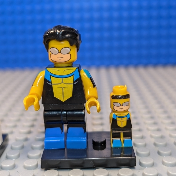2 Minifigures- Invincible and Omni Man Anime Action Figure Collectible - Picture 4 of 6